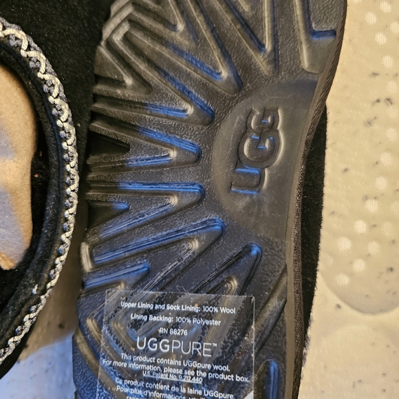 UGGS - Picture 7 of 7